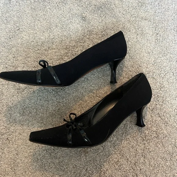 Vintage 90’s Stuart Weitzman Black Bow Heels - Picture 3 of 6